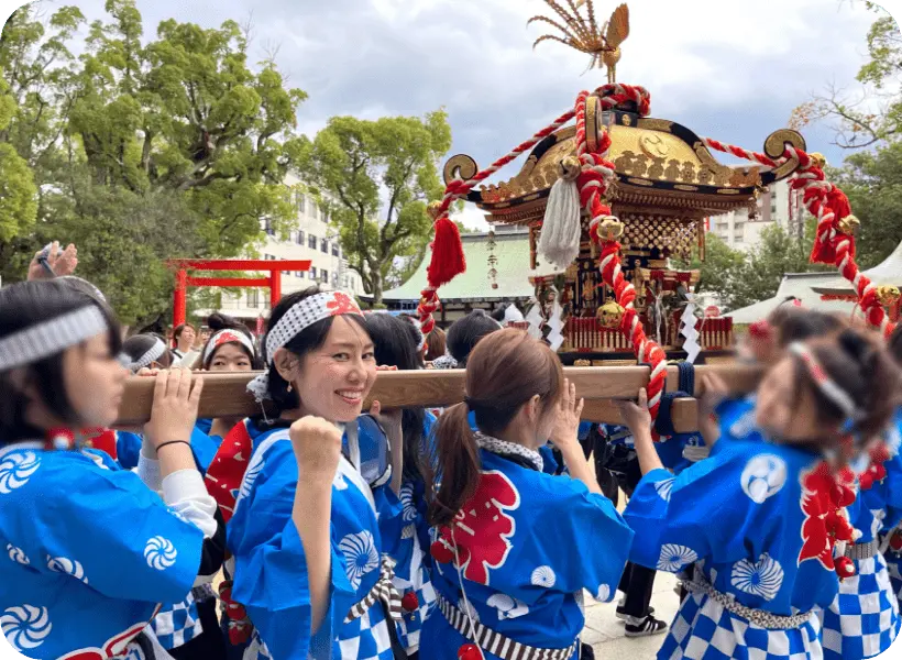 平井まち子が地元のお祭りに参加している様子