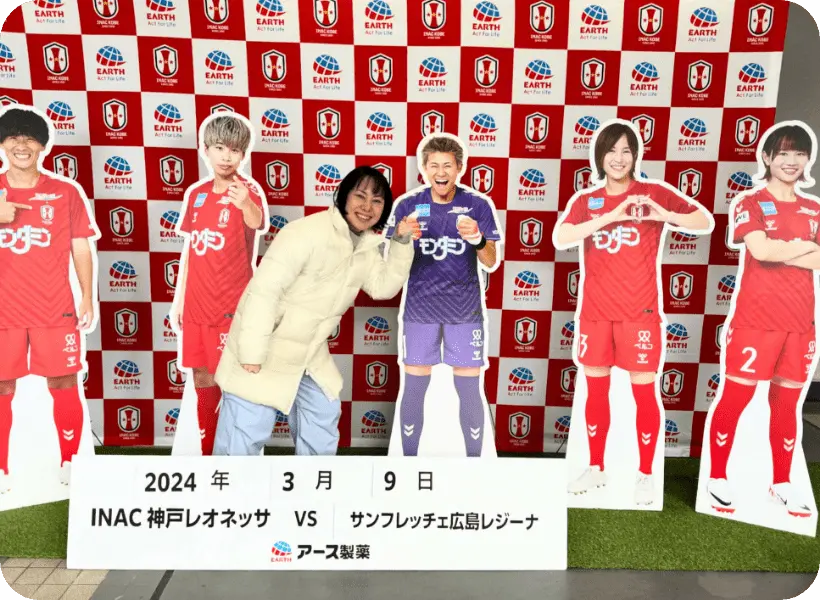 平井まち子がサッカー鑑賞している様子